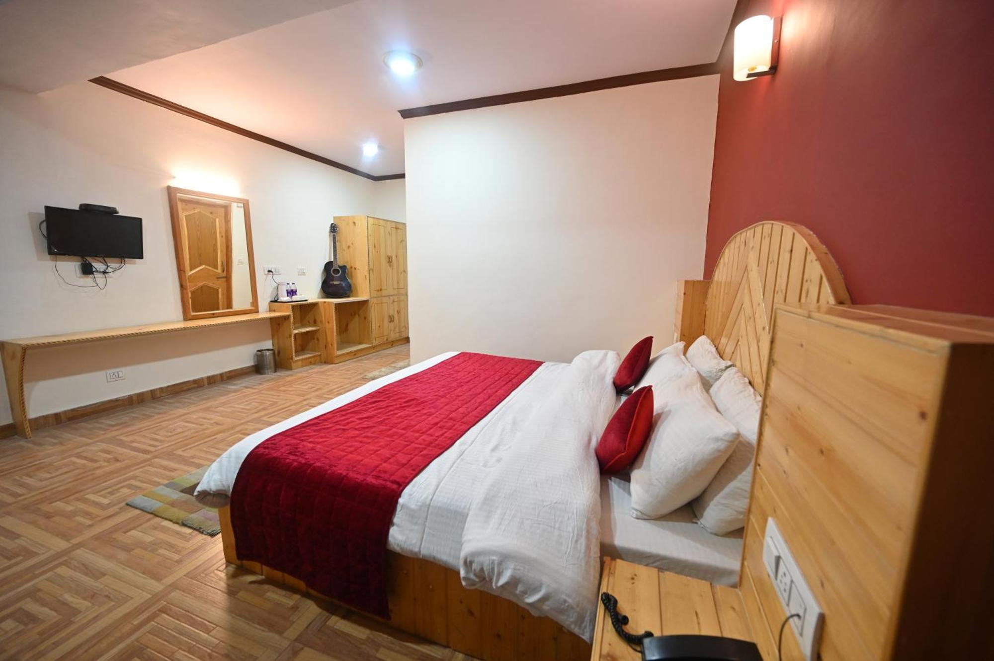 Krishana Cottage A Pure Veg !!!300 M From Hadimba Temple!!!Balcony Rooms!!!Veg Restaurant!!!Couple Friendly!!!Family Cottage!!! Manāli Esterno foto