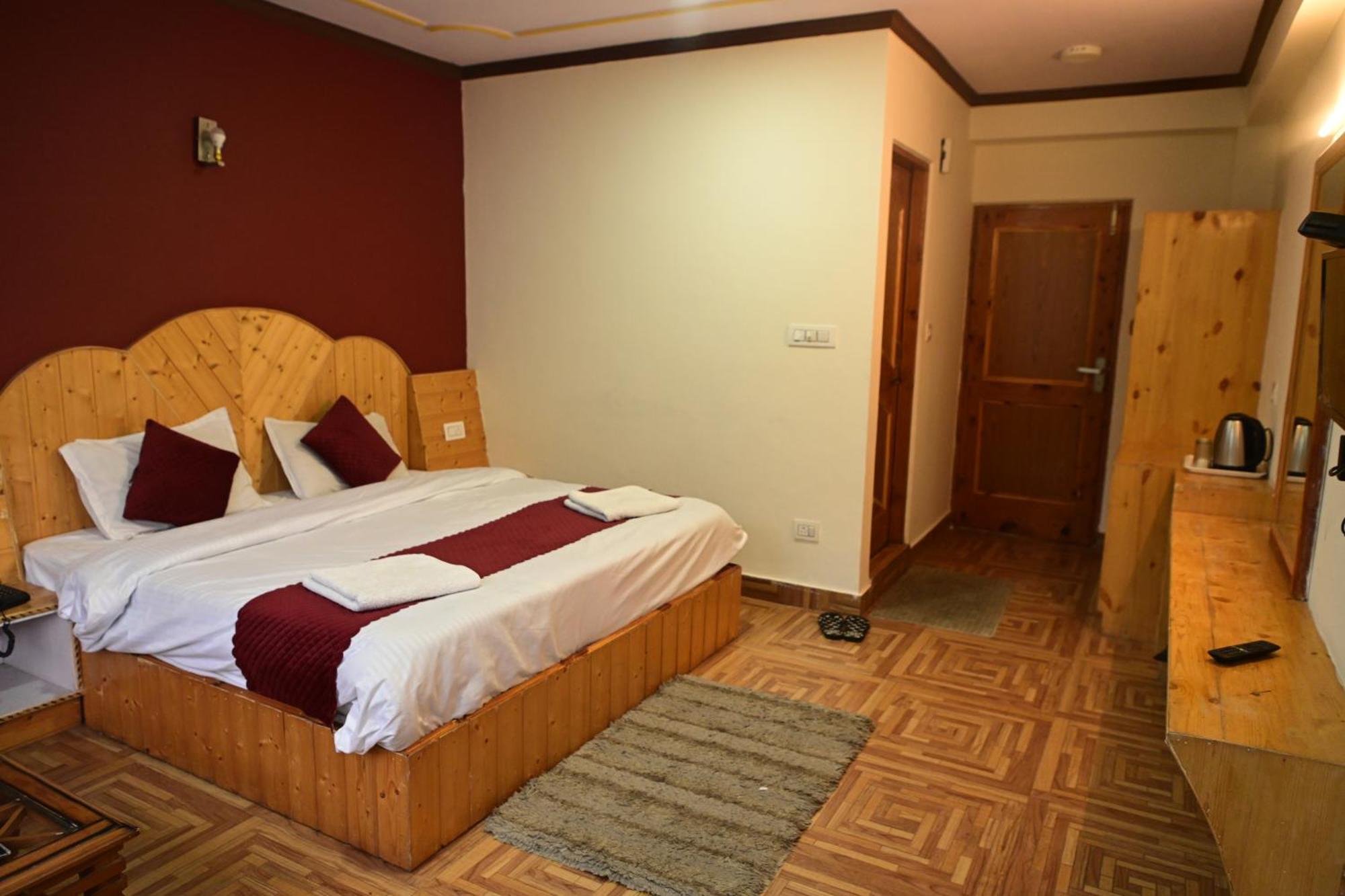 Krishana Cottage A Pure Veg !!!300 M From Hadimba Temple!!!Balcony Rooms!!!Veg Restaurant!!!Couple Friendly!!!Family Cottage!!! Manāli Esterno foto