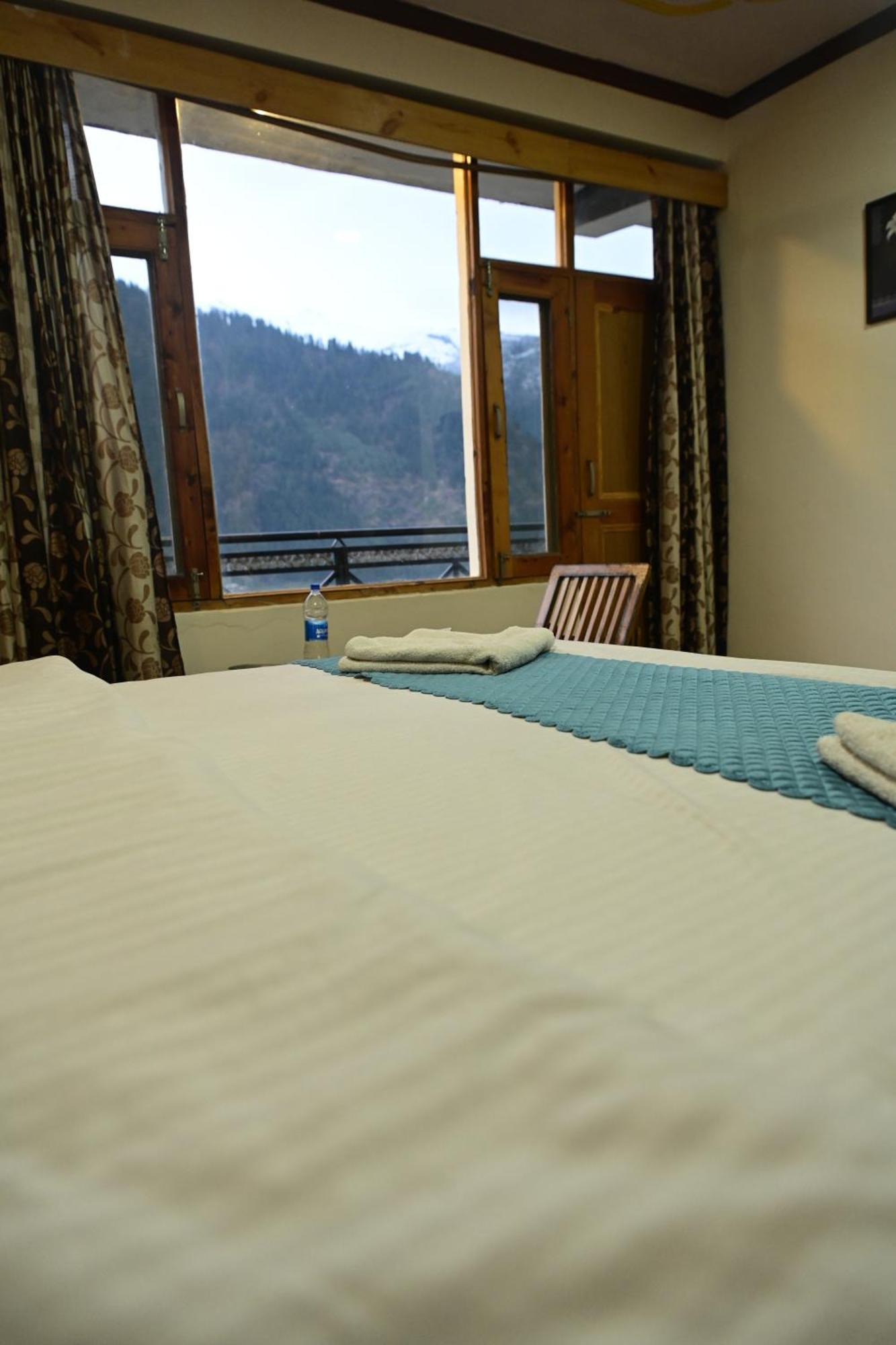 Krishana Cottage A Pure Veg !!!300 M From Hadimba Temple!!!Balcony Rooms!!!Veg Restaurant!!!Couple Friendly!!!Family Cottage!!! Manāli Esterno foto