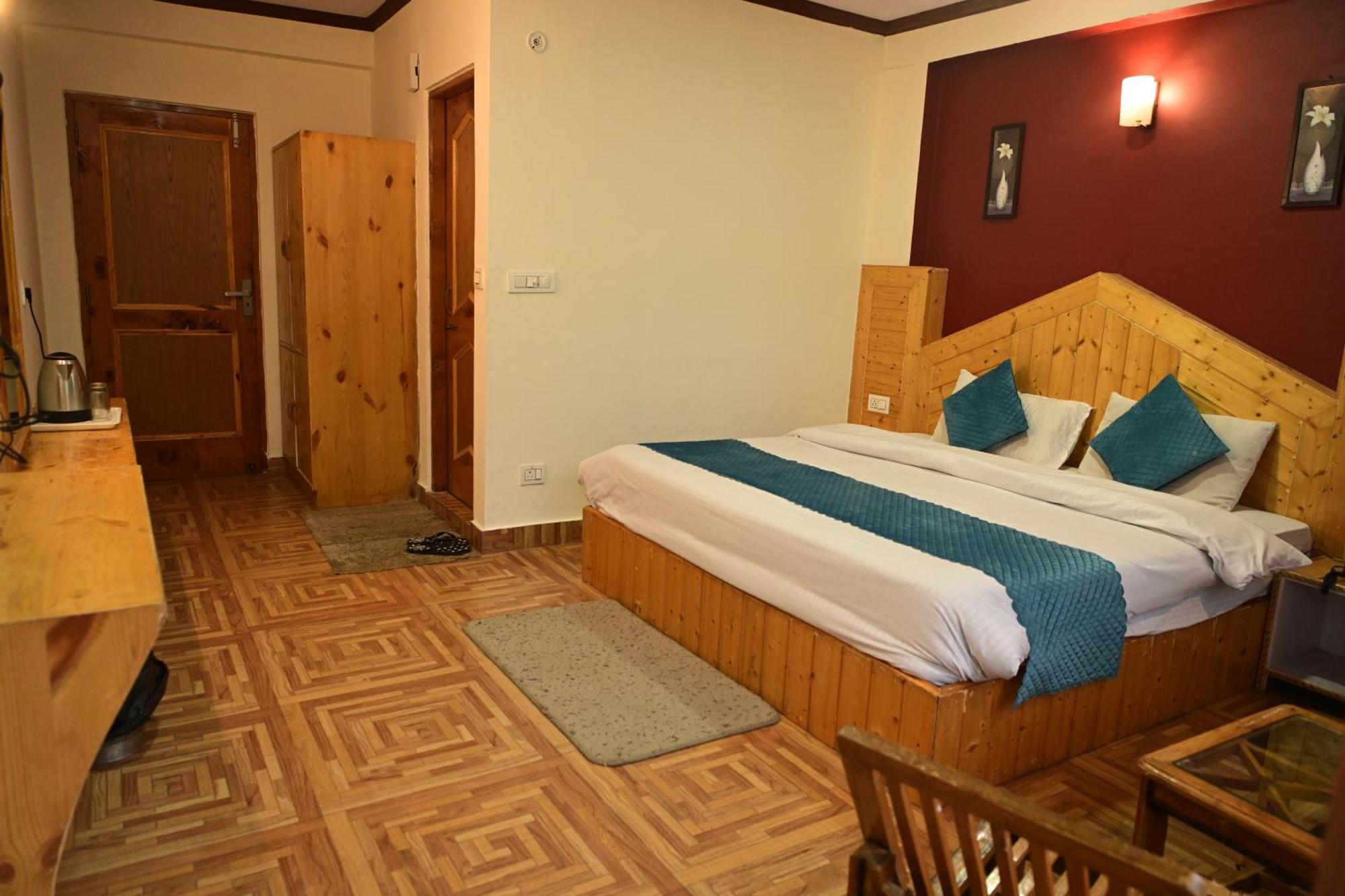 Krishana Cottage A Pure Veg !!!300 M From Hadimba Temple!!!Balcony Rooms!!!Veg Restaurant!!!Couple Friendly!!!Family Cottage!!! Manāli Esterno foto