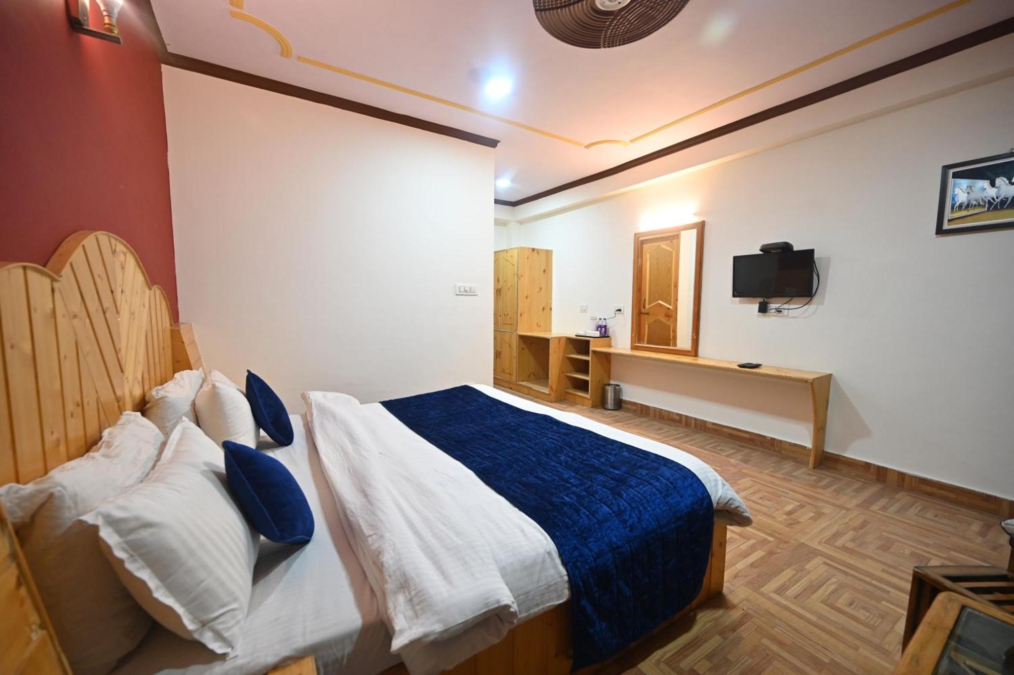 Krishana Cottage A Pure Veg !!!300 M From Hadimba Temple!!!Balcony Rooms!!!Veg Restaurant!!!Couple Friendly!!!Family Cottage!!! Manāli Esterno foto