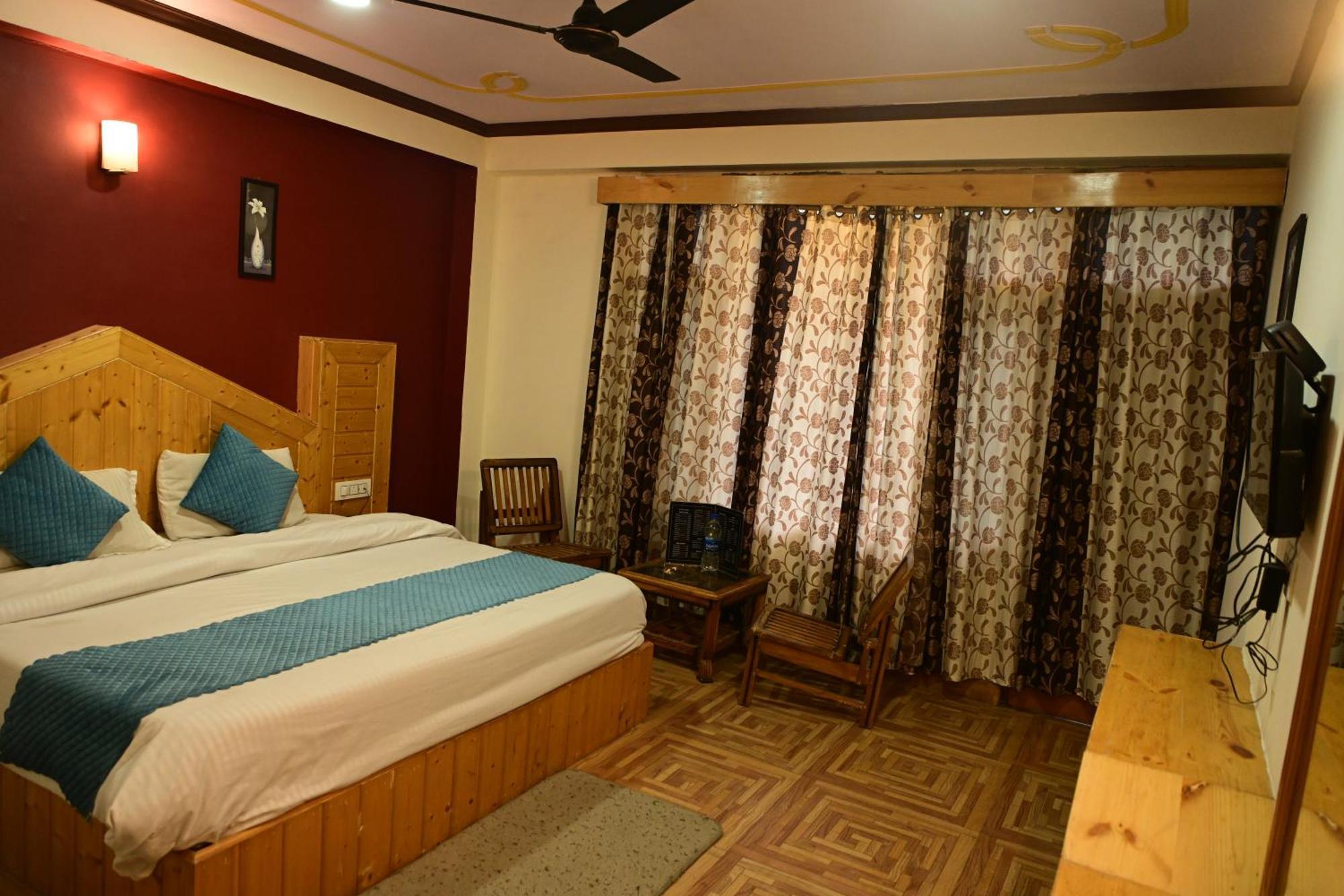 Krishana Cottage A Pure Veg !!!300 M From Hadimba Temple!!!Balcony Rooms!!!Veg Restaurant!!!Couple Friendly!!!Family Cottage!!! Manāli Esterno foto