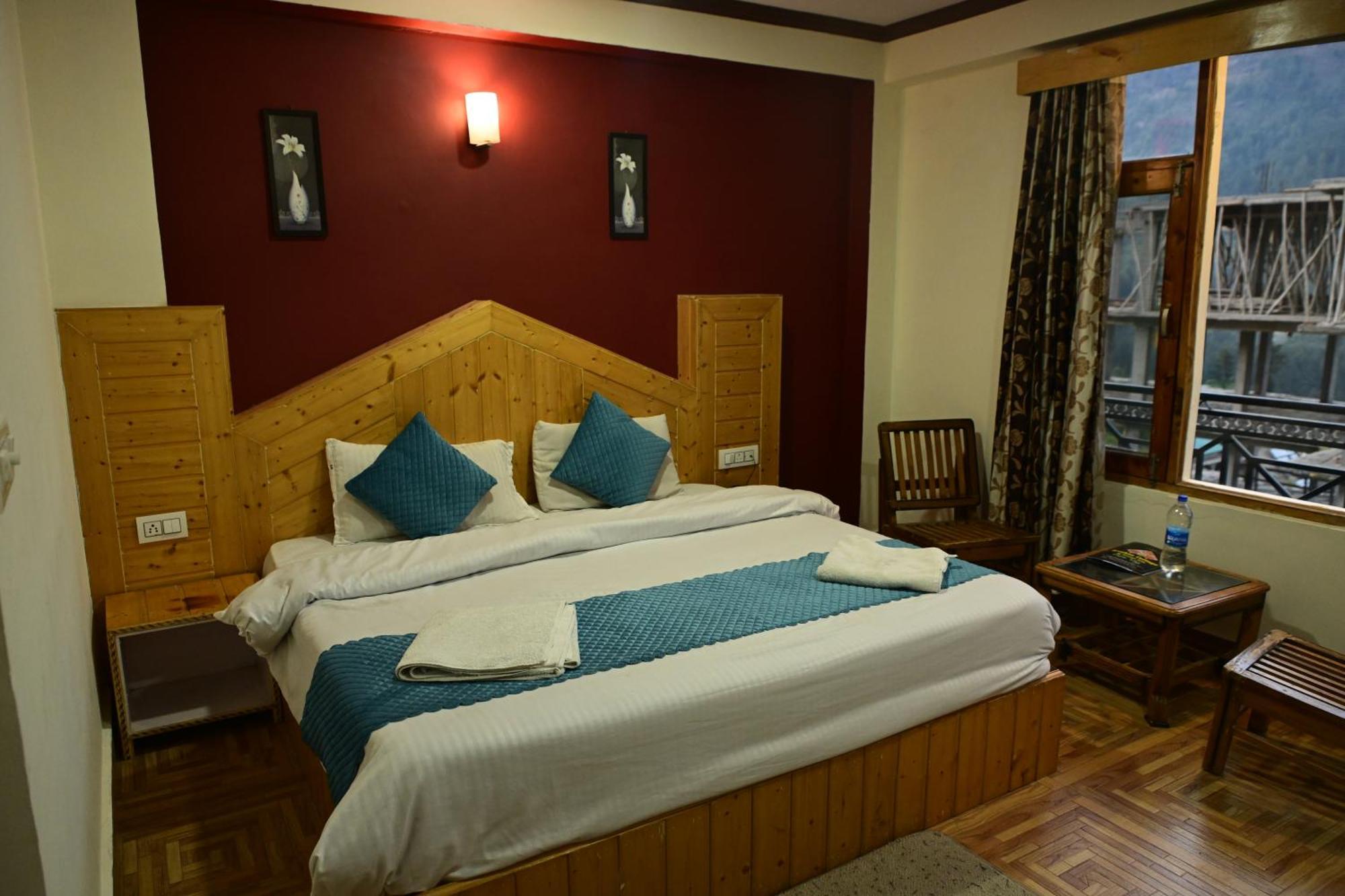 Krishana Cottage A Pure Veg !!!300 M From Hadimba Temple!!!Balcony Rooms!!!Veg Restaurant!!!Couple Friendly!!!Family Cottage!!! Manāli Esterno foto