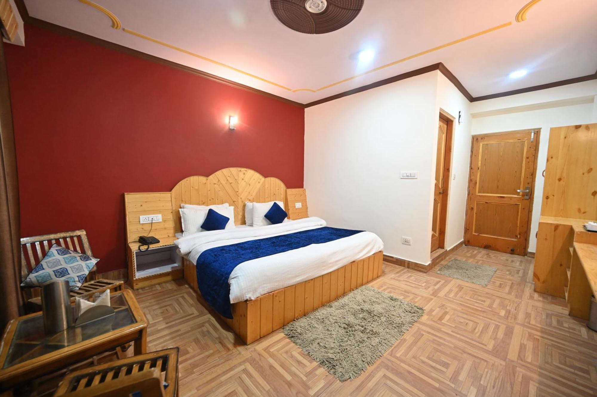 Krishana Cottage A Pure Veg !!!300 M From Hadimba Temple!!!Balcony Rooms!!!Veg Restaurant!!!Couple Friendly!!!Family Cottage!!! Manāli Esterno foto