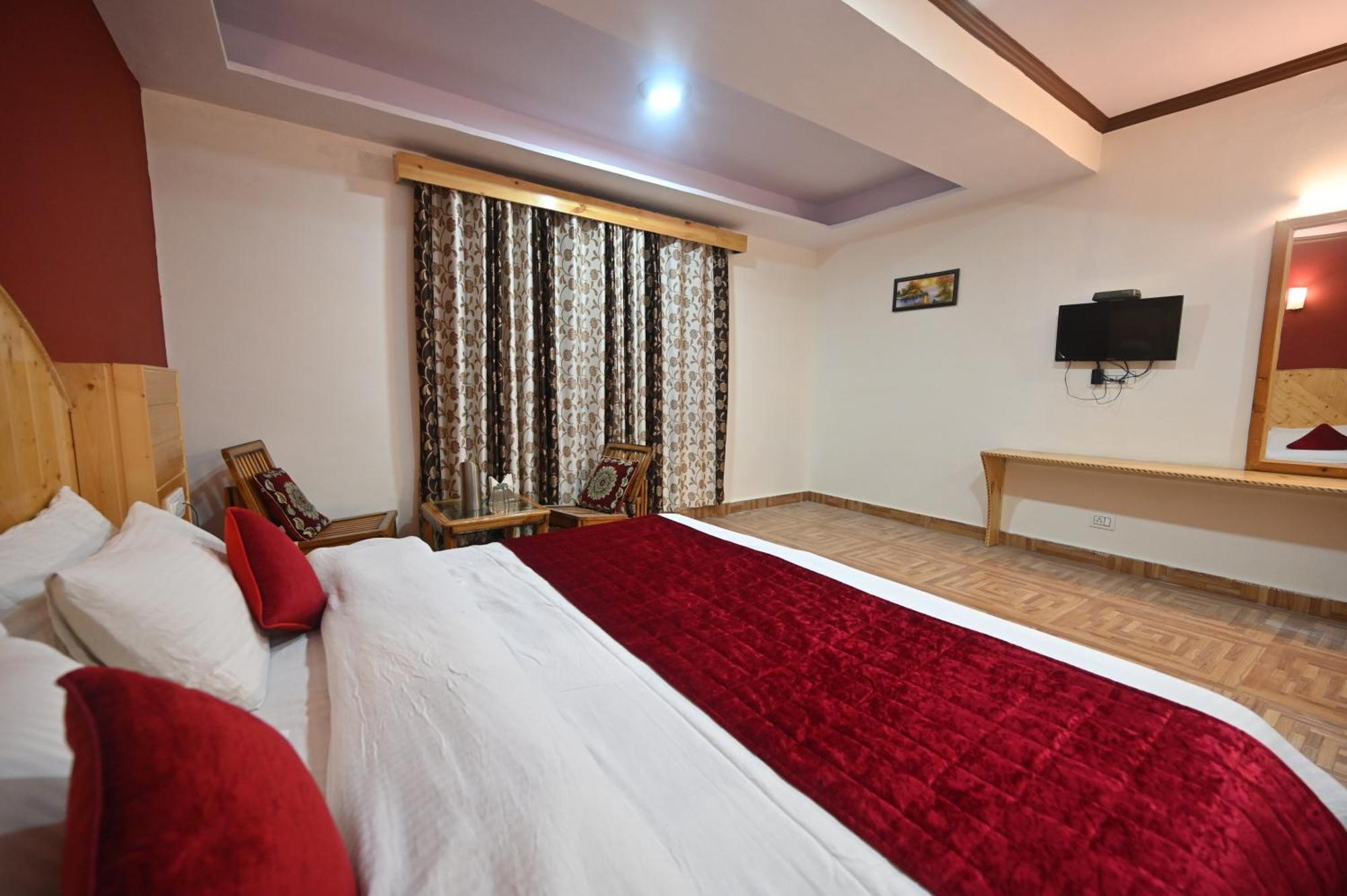 Krishana Cottage A Pure Veg !!!300 M From Hadimba Temple!!!Balcony Rooms!!!Veg Restaurant!!!Couple Friendly!!!Family Cottage!!! Manāli Esterno foto