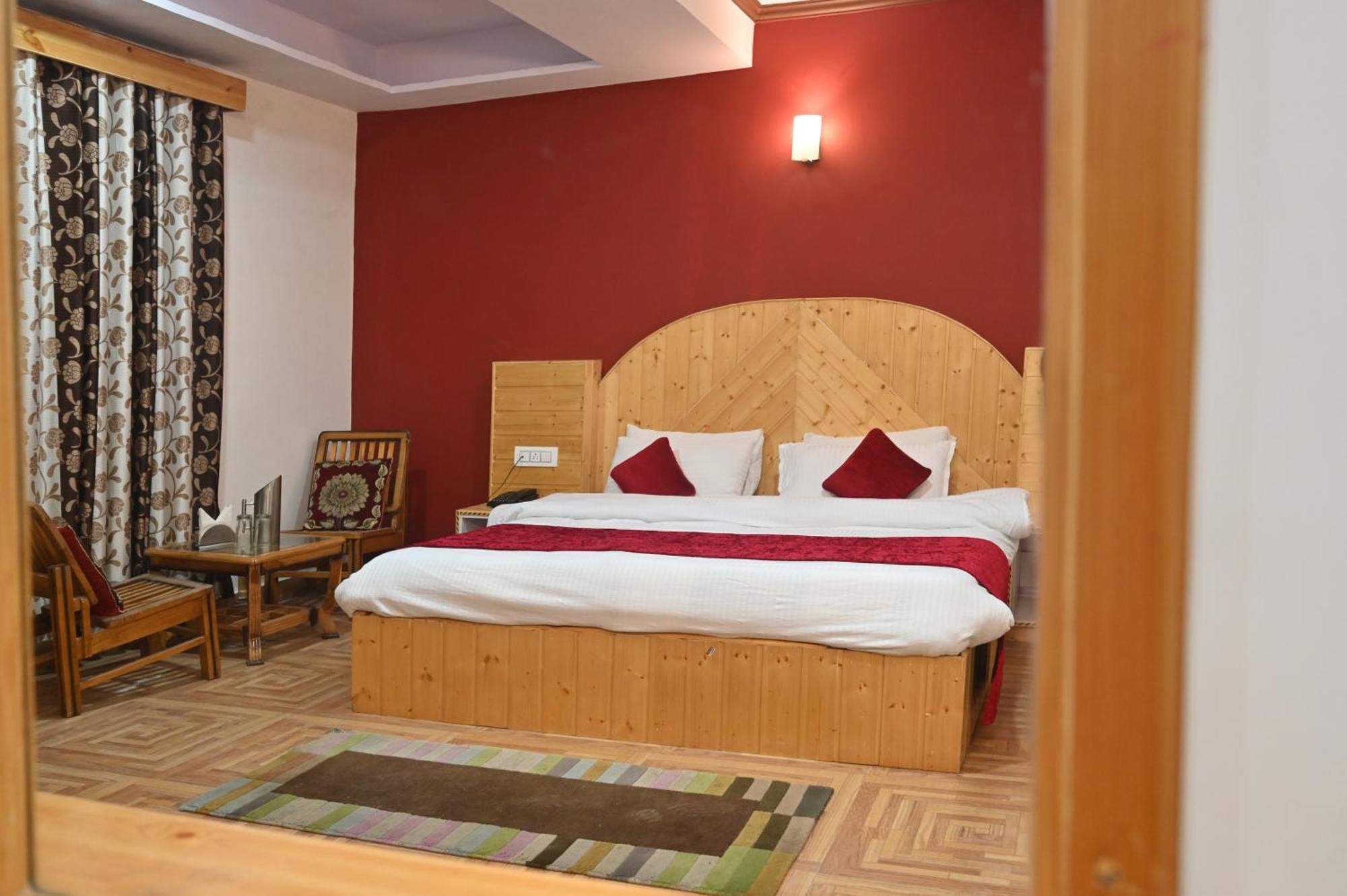 Krishana Cottage A Pure Veg !!!300 M From Hadimba Temple!!!Balcony Rooms!!!Veg Restaurant!!!Couple Friendly!!!Family Cottage!!! Manāli Esterno foto