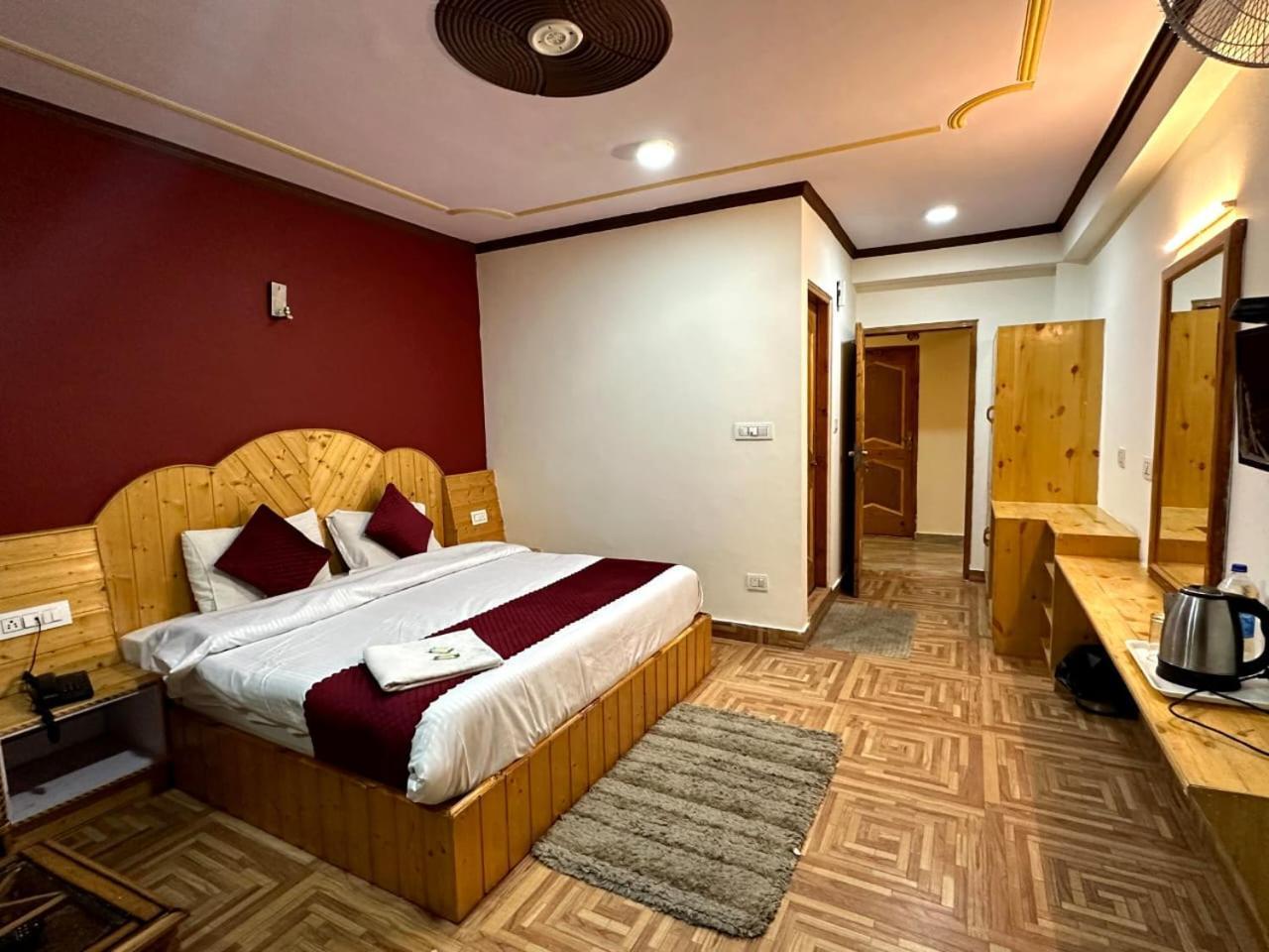 Krishana Cottage A Pure Veg !!!300 M From Hadimba Temple!!!Balcony Rooms!!!Veg Restaurant!!!Couple Friendly!!!Family Cottage!!! Manāli Camera foto