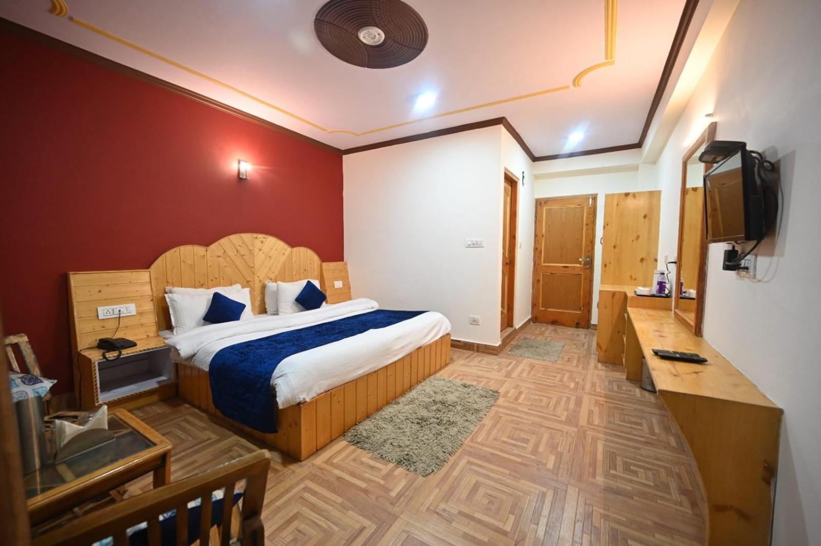 Krishana Cottage A Pure Veg !!!300 M From Hadimba Temple!!!Balcony Rooms!!!Veg Restaurant!!!Couple Friendly!!!Family Cottage!!! Manāli Camera foto