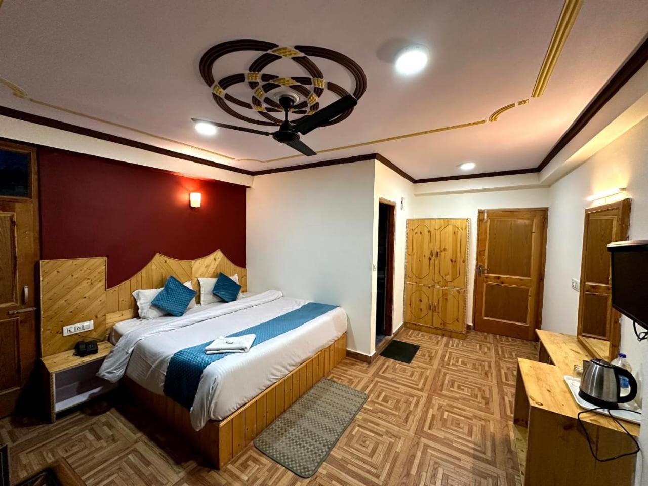 Krishana Cottage A Pure Veg !!!300 M From Hadimba Temple!!!Balcony Rooms!!!Veg Restaurant!!!Couple Friendly!!!Family Cottage!!! Manāli Esterno foto